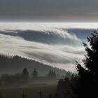 Inversionswetterlage Kahler Asten, Blick im Winter nach Neuastenberg, Wolkenwasserfall 