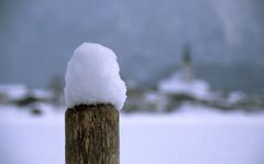 Inzell - Der Schnee auf einem Pfahl