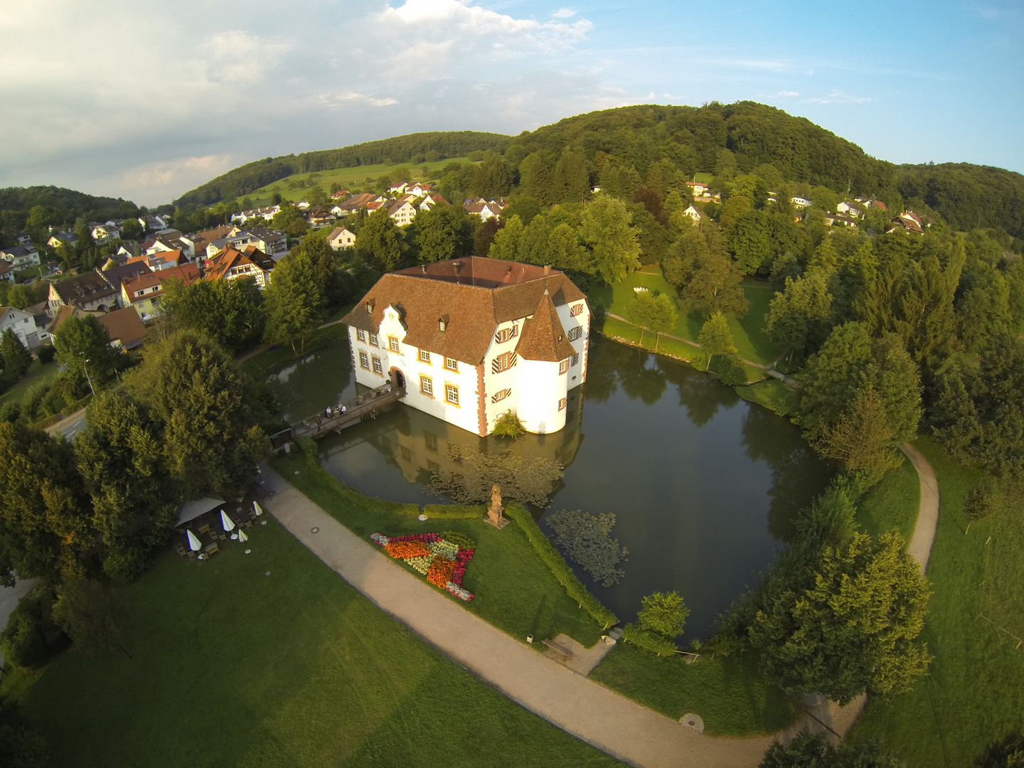 Inzlinger Wasserschloss aus der Luft fotografiert