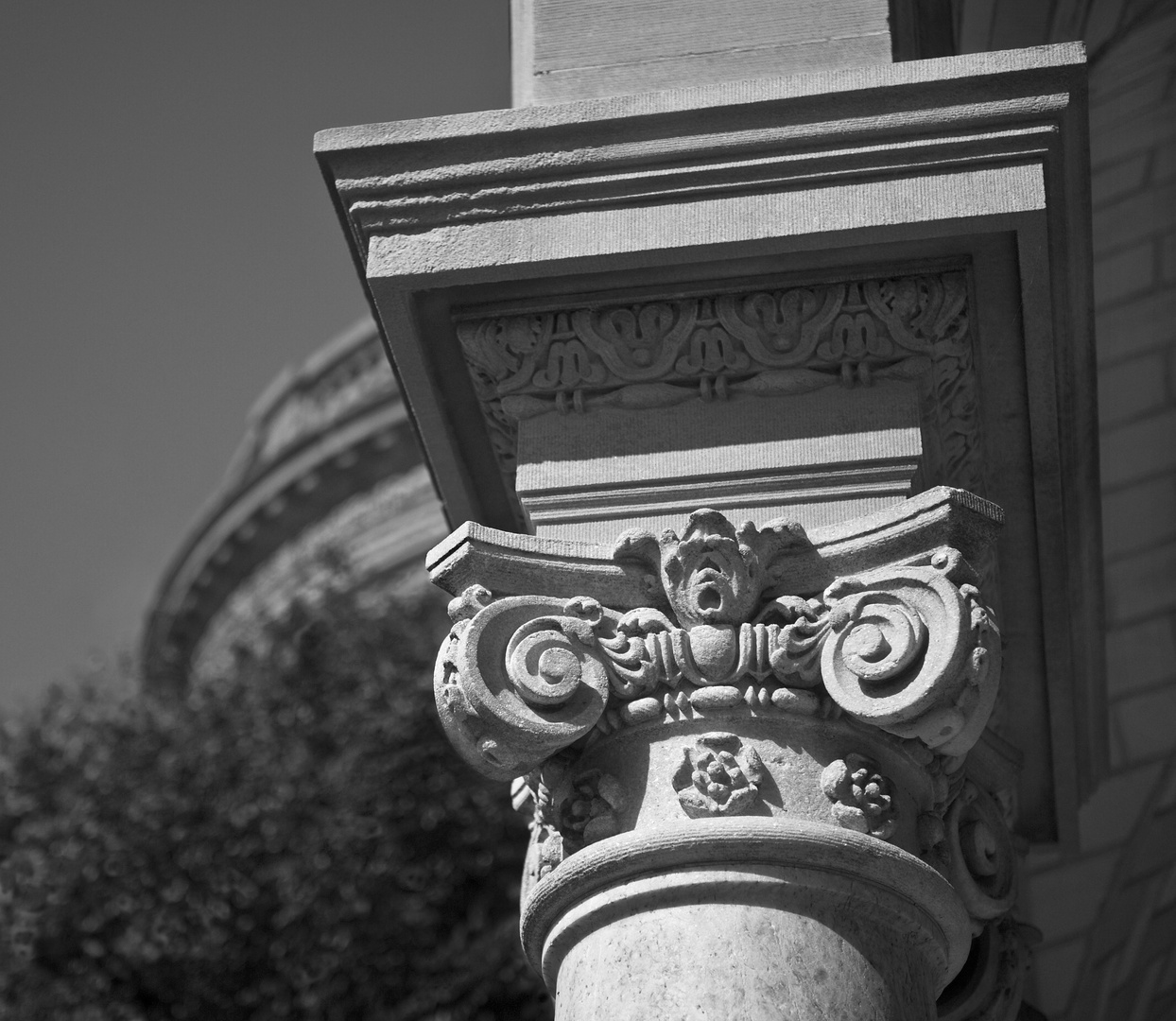 Ionic Capital, The Breakers