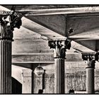 Ionische Säulen im Hotelfoyer