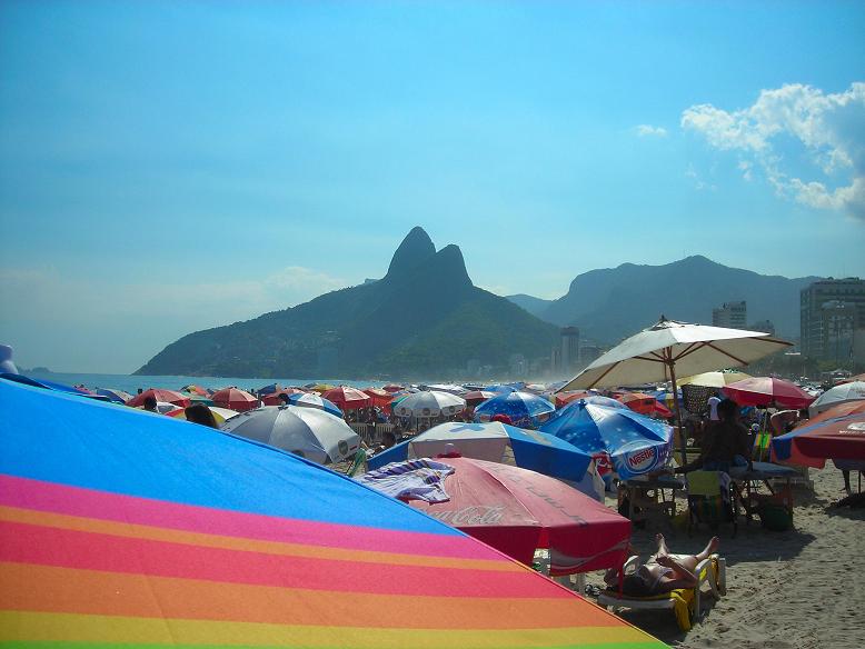 Ipanema - Domingo - Meio dia = Ipanema - Sunday - 12pm. / Serie: Life in Rio.