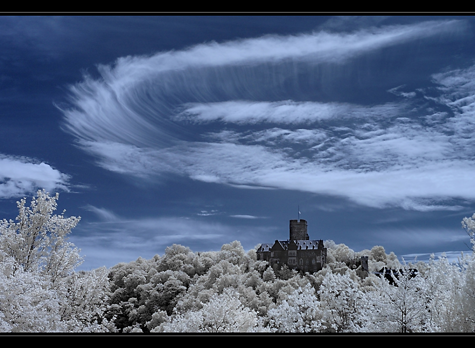 IR-Himmel über Burg Lahneck