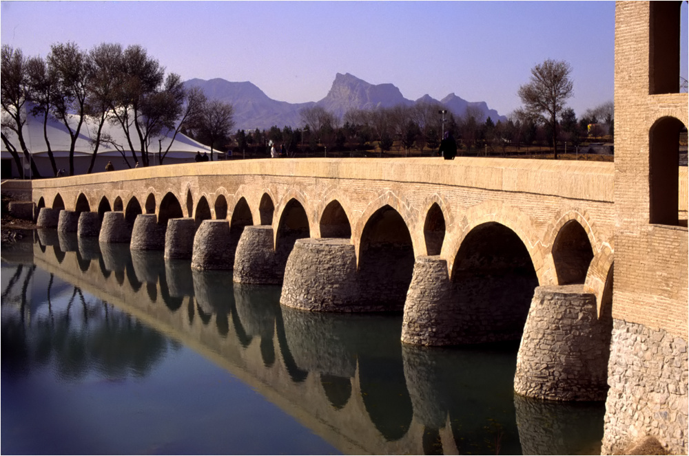 Iran 59 (30,29) - Isfahan,die Shahrestan-Brücke