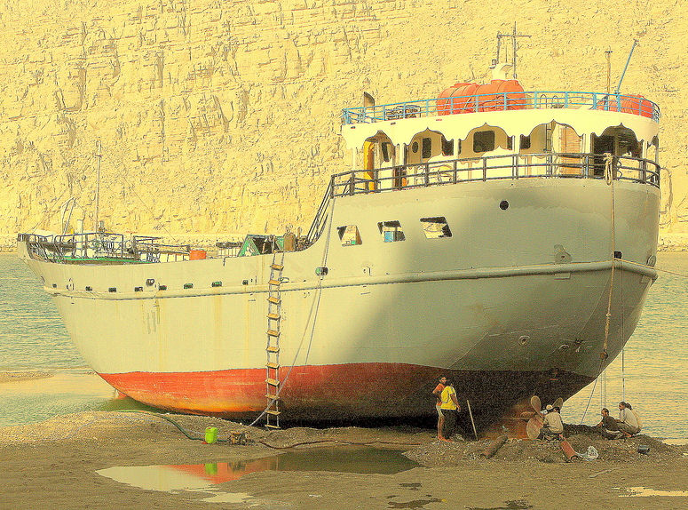 iranischer Frachter (wohl Schmuggelschiff) in Oman