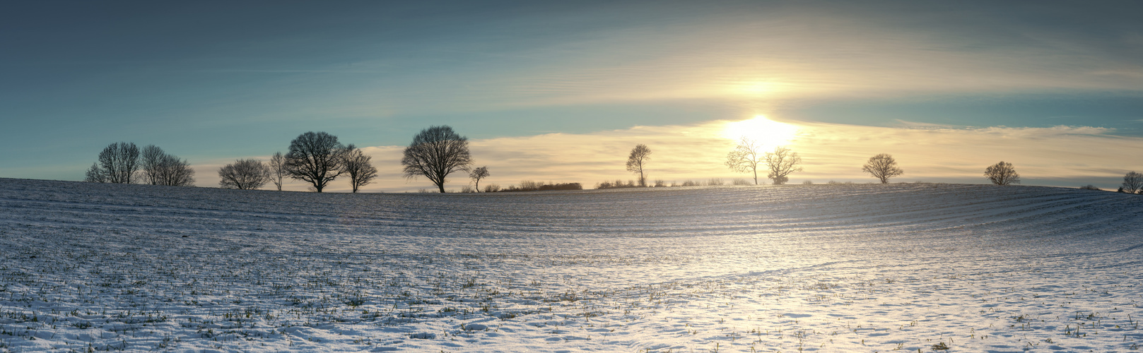 Irgendein Feld irgendwo in Schleswig-Holstein bei einem schönen Sonnenuntergang im Winter 