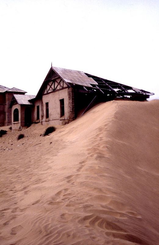 Irgendwann siegt die Natur! Namibia . Kolmannskop 1992