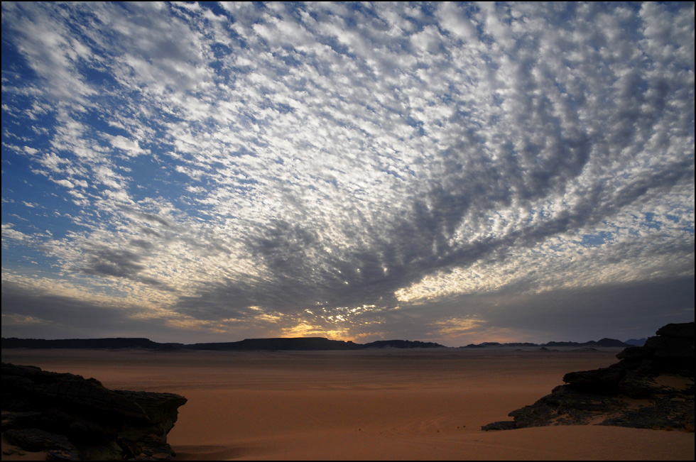 irgendwo in der sahara vor sonnenuntergang