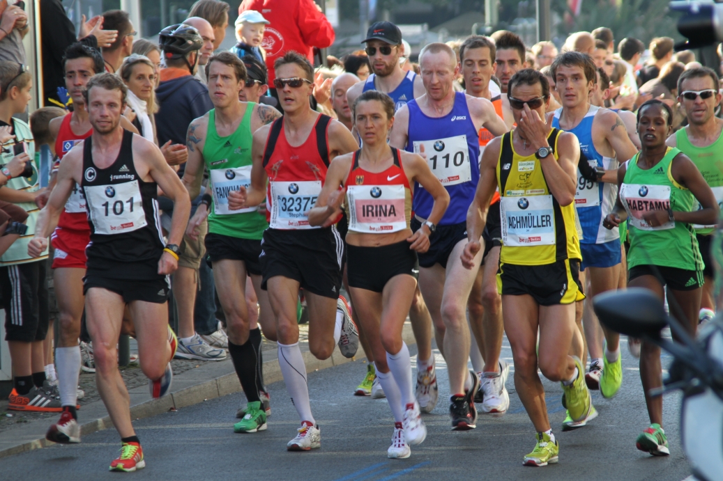 Irina und die "Meute" bei KM 8 am Oranienburger Tor.