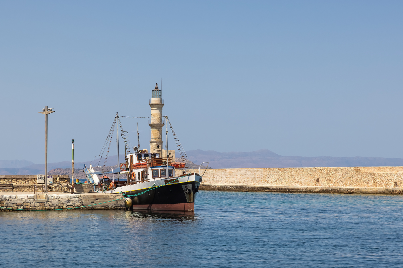 IRINI vor dem Leuchtturm