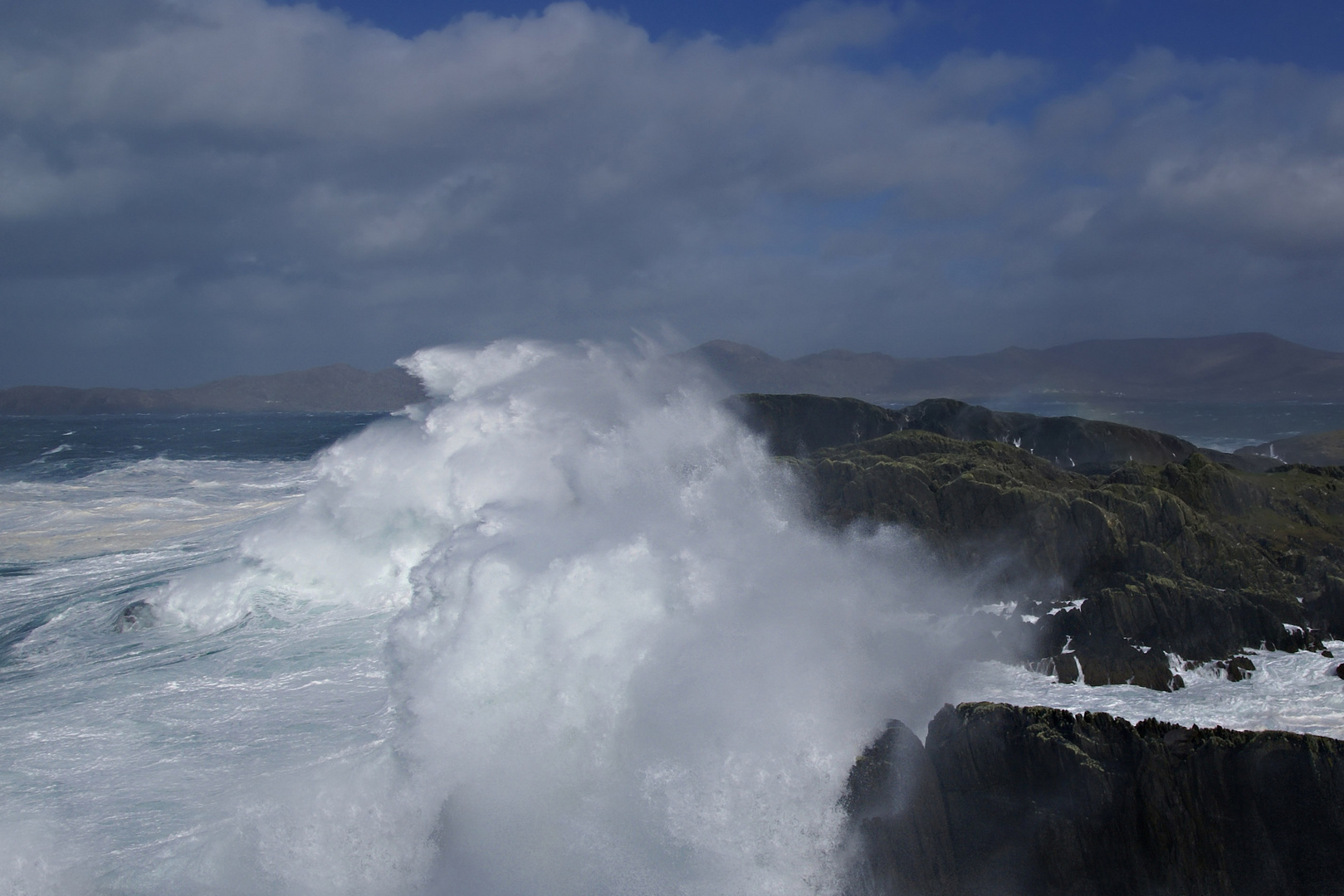 Irland - Sturm, See & Wellenwand