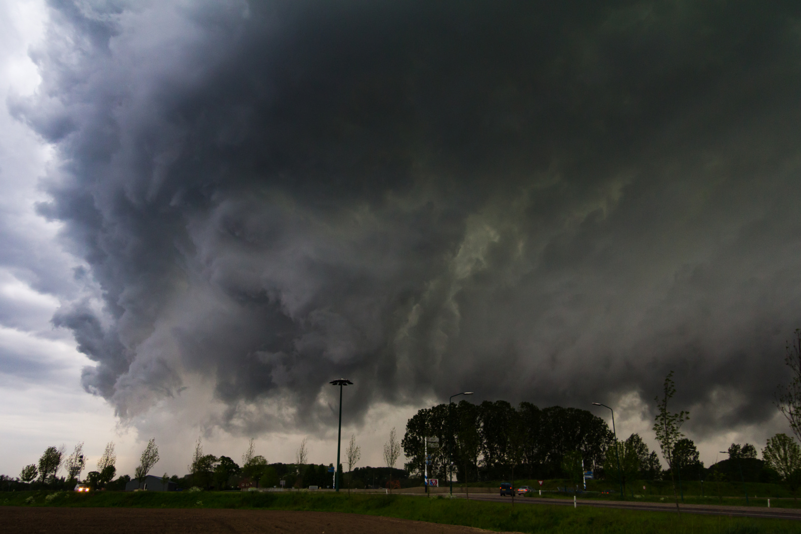 Irre Wolkenformationen, Helmond, Niederlande, 10.5.2012