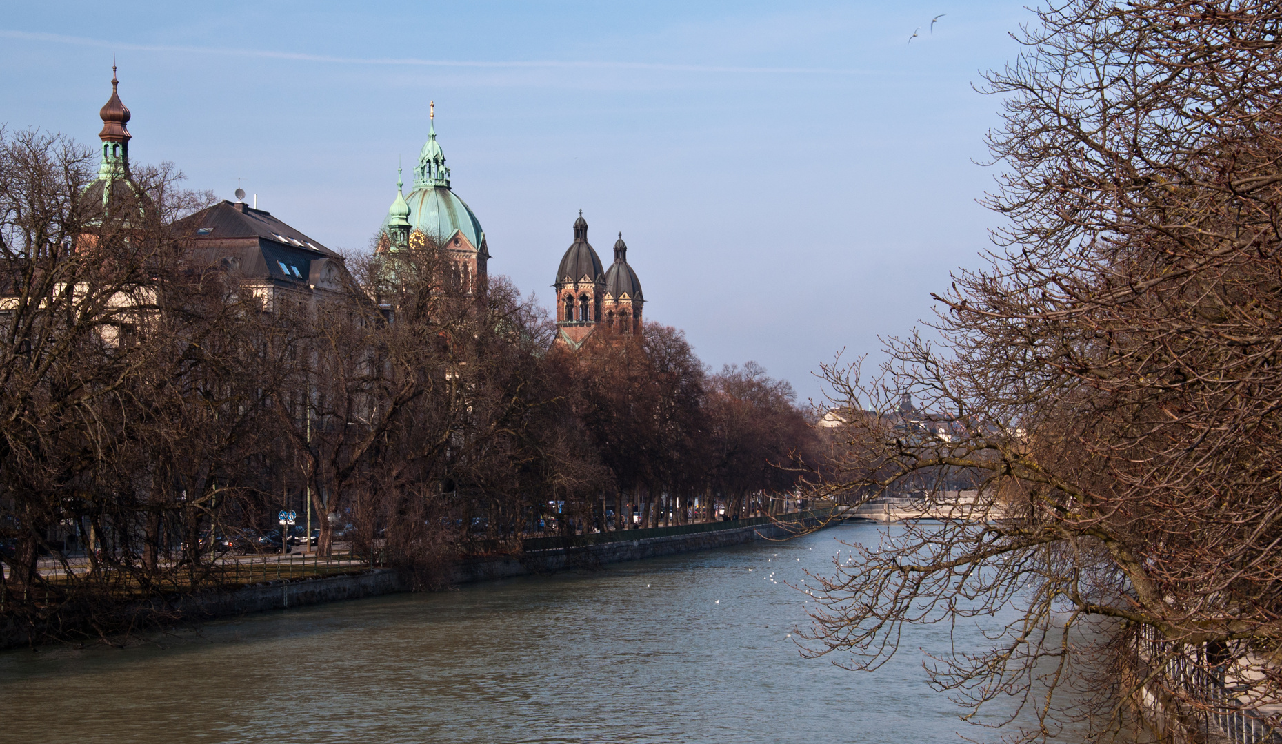 Isar an der Steinsdorfstrasse mit der St.-Lukas-Kirche im Lehel