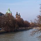 Isar an der Steinsdorfstrasse mit der St.-Lukas-Kirche im Lehel