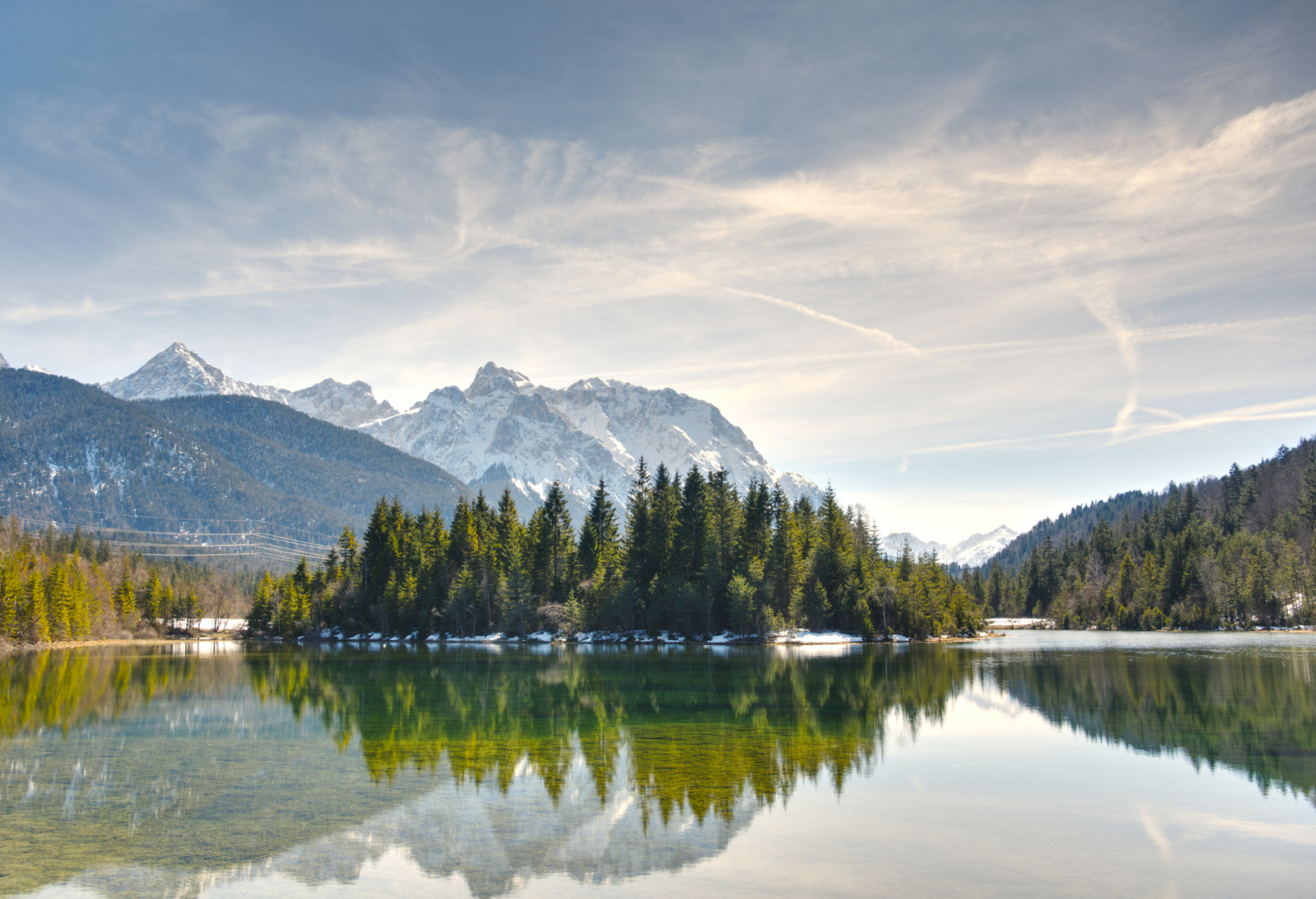 Isar-Stausee mit Karwendelgebirge im Hintergrund