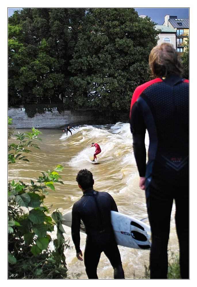 Isar-Surfer auf der Hochwasserwelle... #01