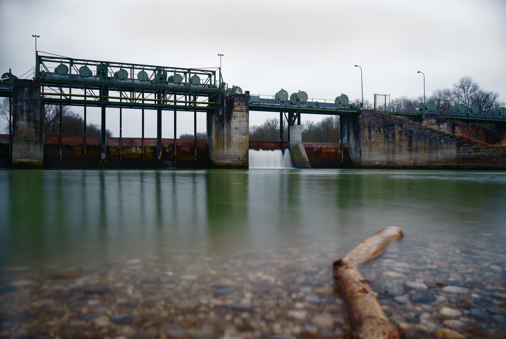 Isar Wehr mit Holzstamm