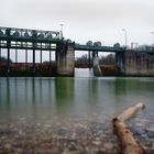 Isar Wehr mit Holzstamm