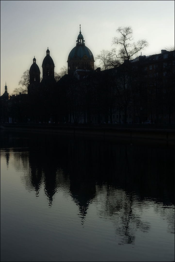 Isarflimmern - St. Lukas im Abendlicht