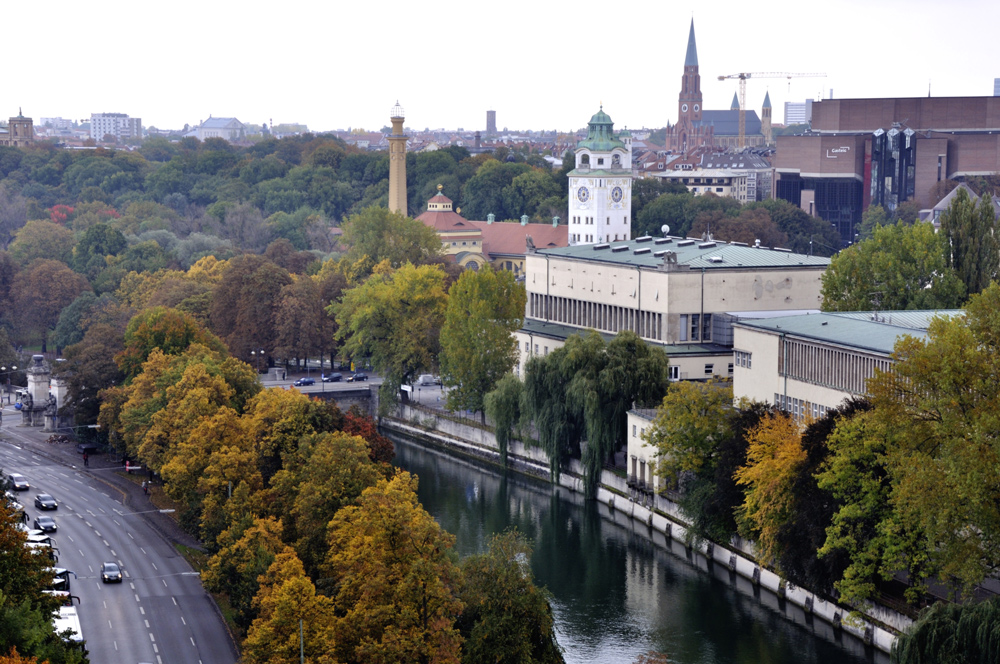 Isarkanal am Deutschen Museum mit Kirchturmspitze :-)