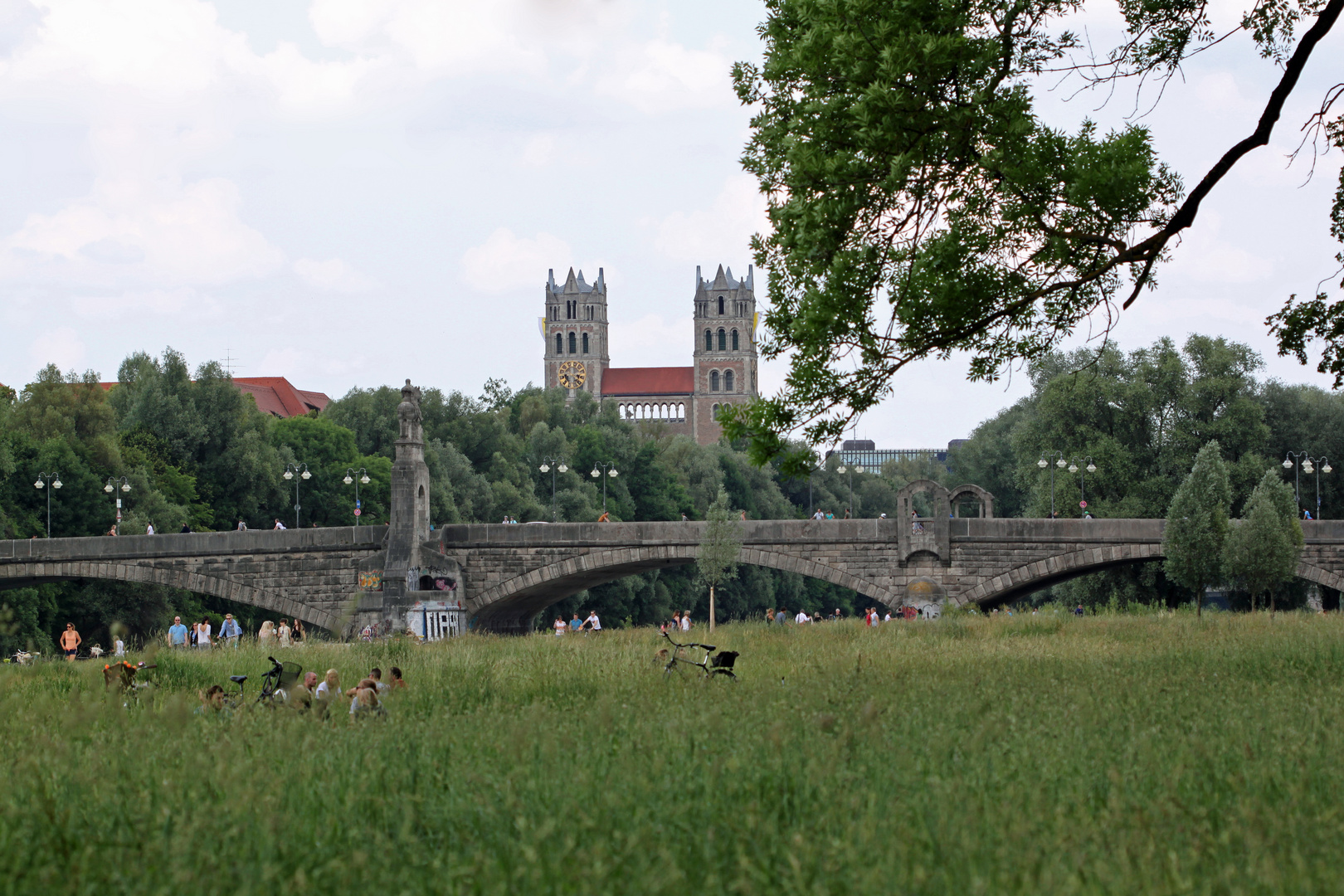 Isarnähe und Wittelsbacher Brücke