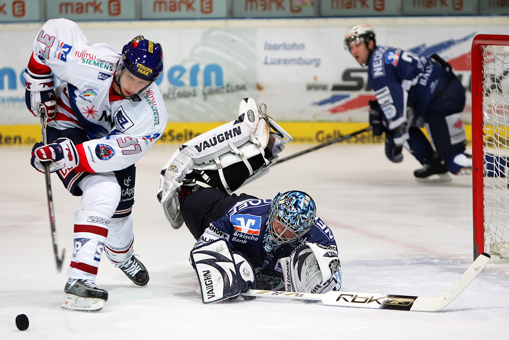 Iserlohn Roosters Keeper Norm Maracle gibt alles....