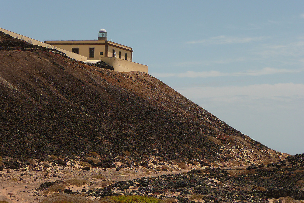 Isla de Lobos mit dem Leuchtturm "Faro de Lobos" auf dem Vulkankrater