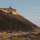 Isla de Lobos mit dem Leuchtturm "Faro de Lobos" auf dem Vulkankrater