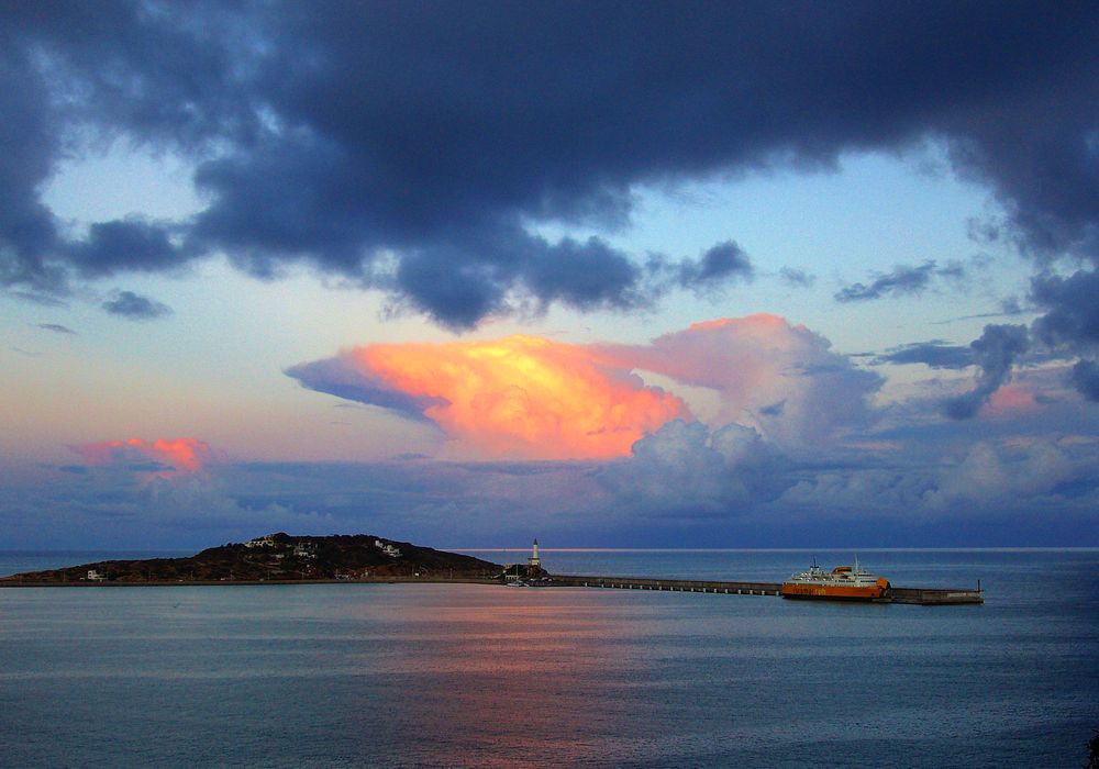 Isla plana y dique de Botafoch