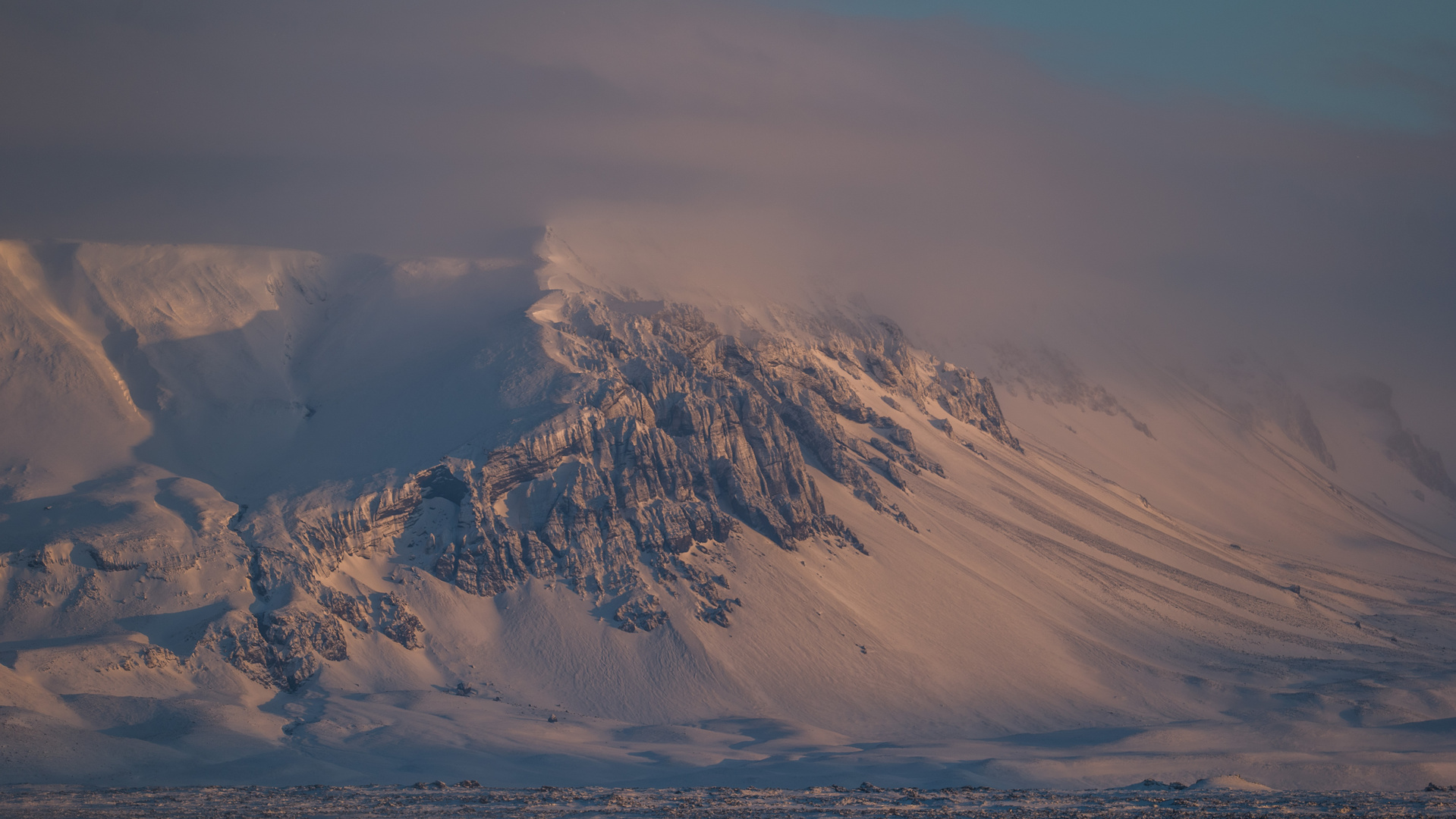 Isländische Winterlandschaft im Abendlicht