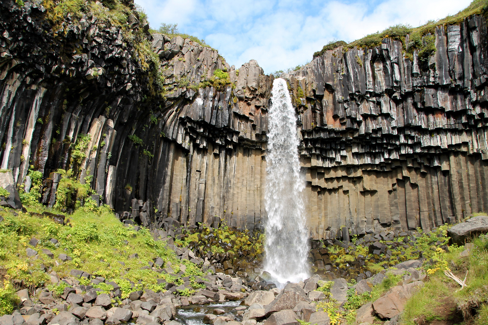 Island 1 - Svartifoss