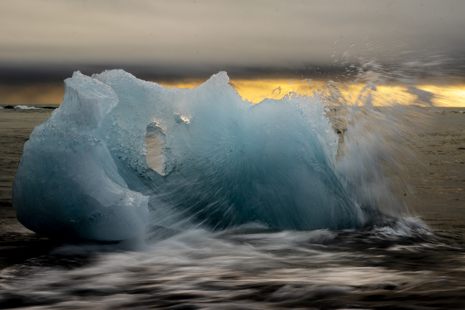 Island - blaue Diamanten am Black Beach