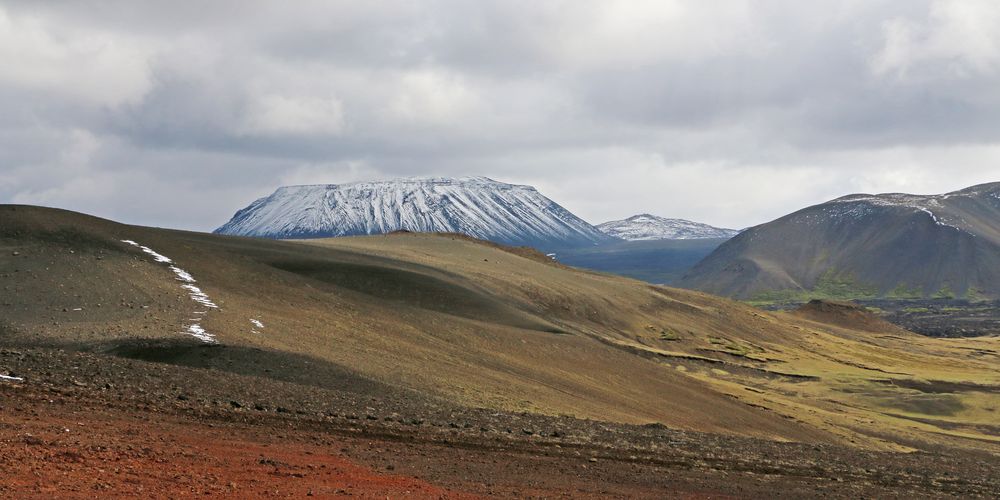 Island: Blick vom Lúdentskál-Krater zum Búrfell