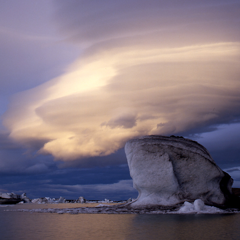 ISLAND- Eisberg mit Wolke