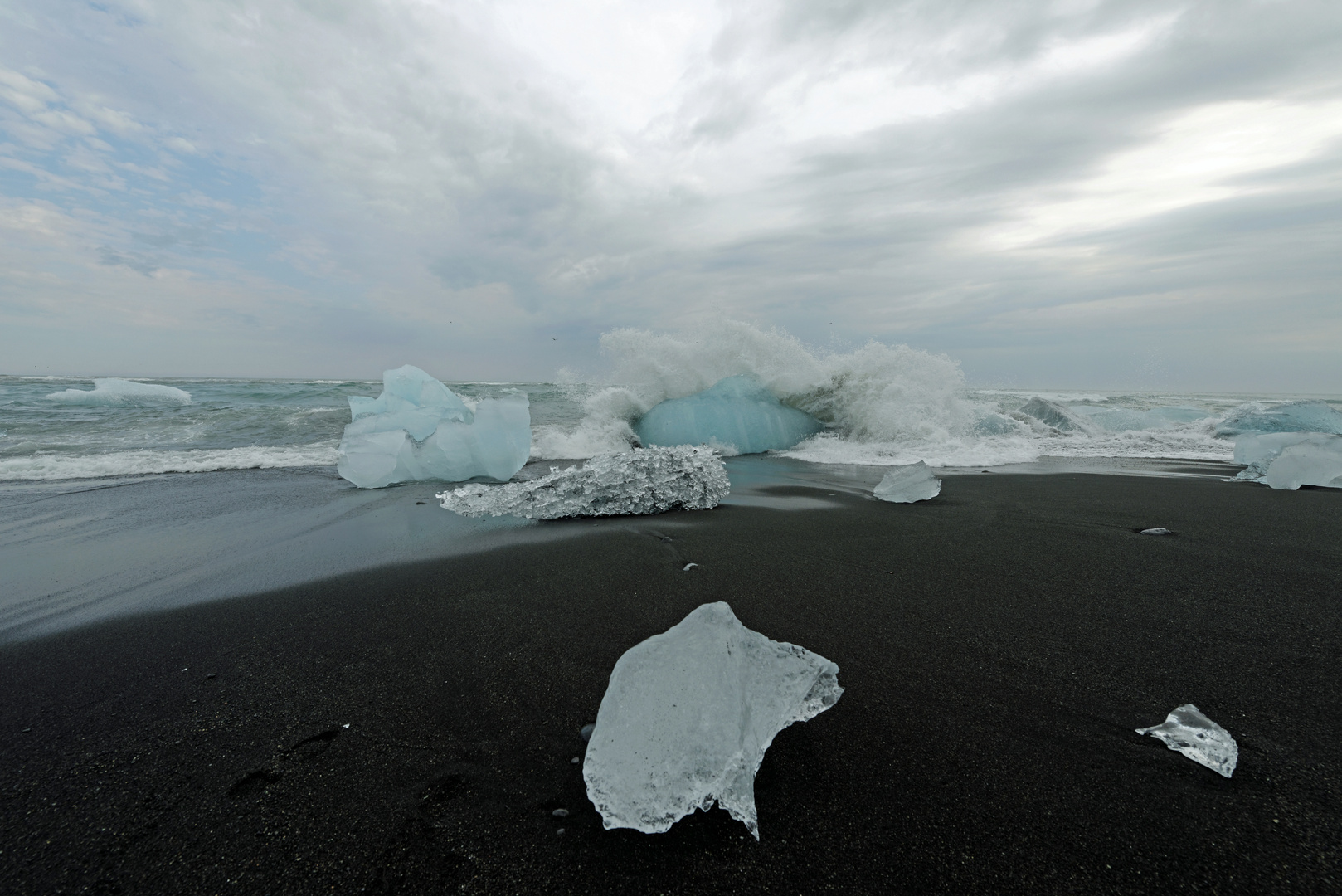 Island: Eisschollen auf schwarzem Sand