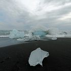 Island: Eisschollen auf schwarzem Sand