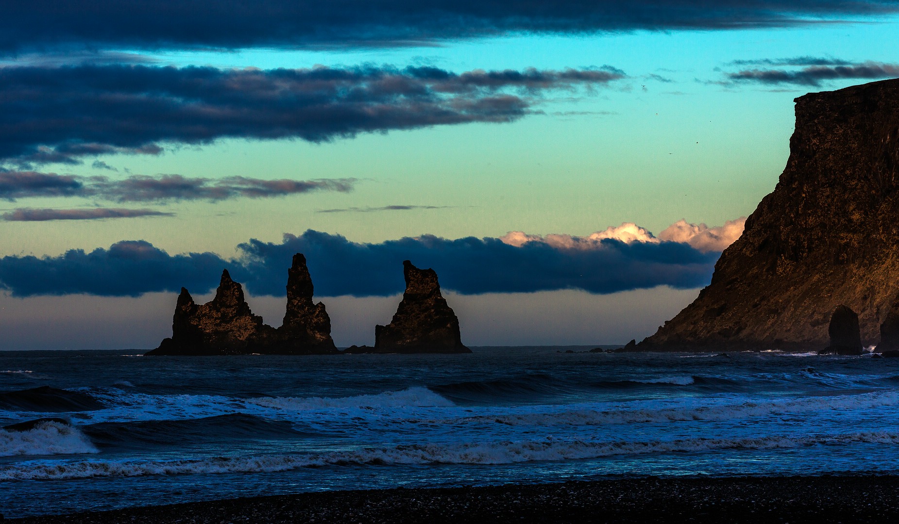 Island...... gaaaanz früh morgens am Strand von Vik