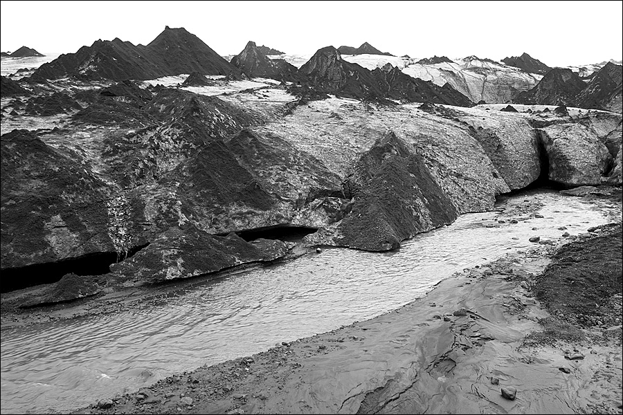 Island - Gletscher mit Vulkanasche