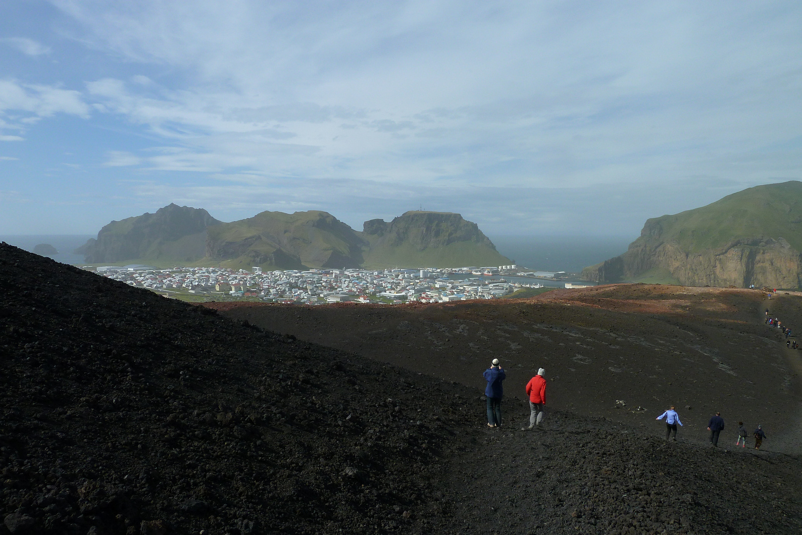 Island - Heimaey, Blick vom Hang des Vulkans Eldfell auf die Stadt und den Hafen