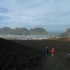 Island - Heimaey, Blick vom Hang des Vulkans Eldfell auf die Stadt und den Hafen