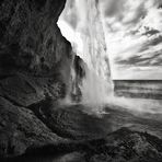 ISLAND - Hinter dem Wasserfall