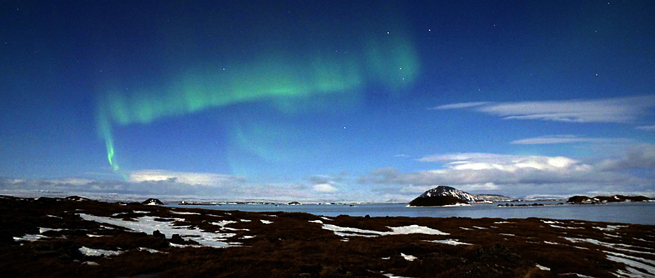Island im Winter – Feines Polarlicht in der Vollmondnacht über …..
