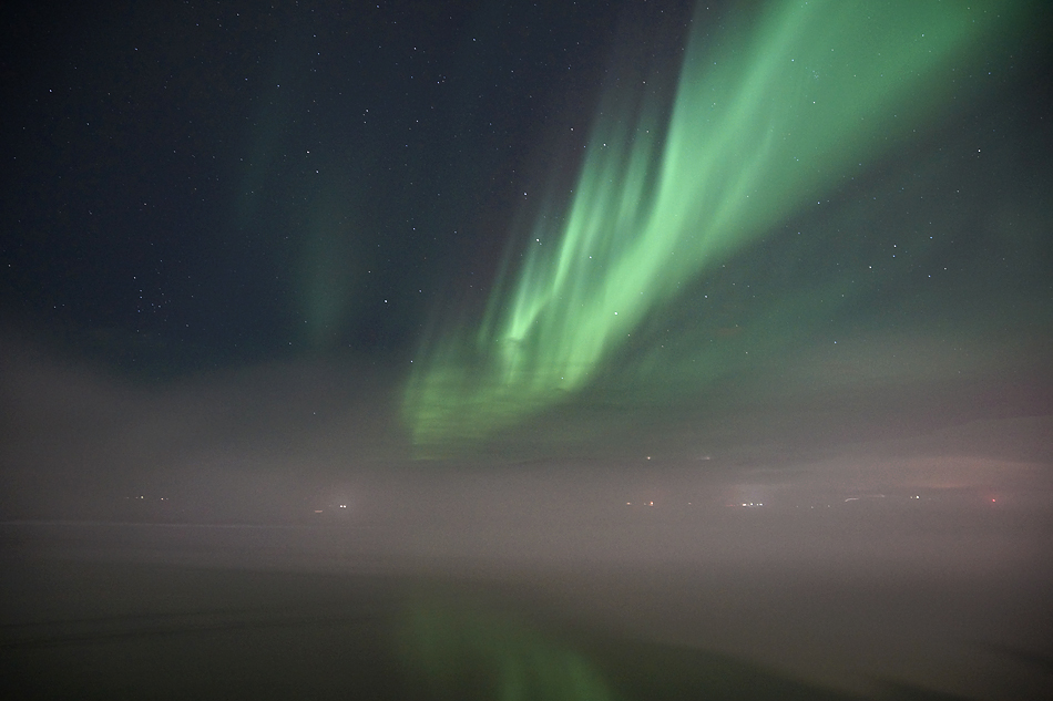Island im Winter – Kombination Polarlicht und Nebelschwaden über dem See