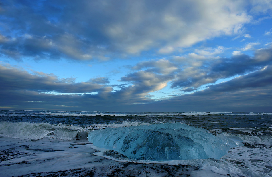 Island im Winter – Schwemmeisblock an der Südküste