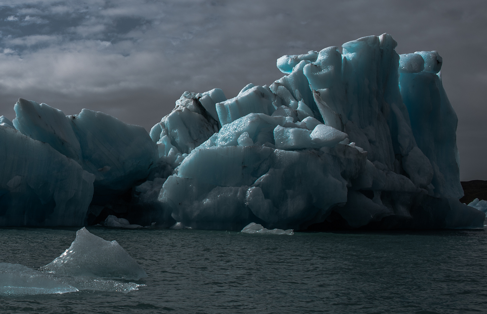 Island - Jökulsarlon - Die letzten Sonnenstrahlen berühren den Eisberg