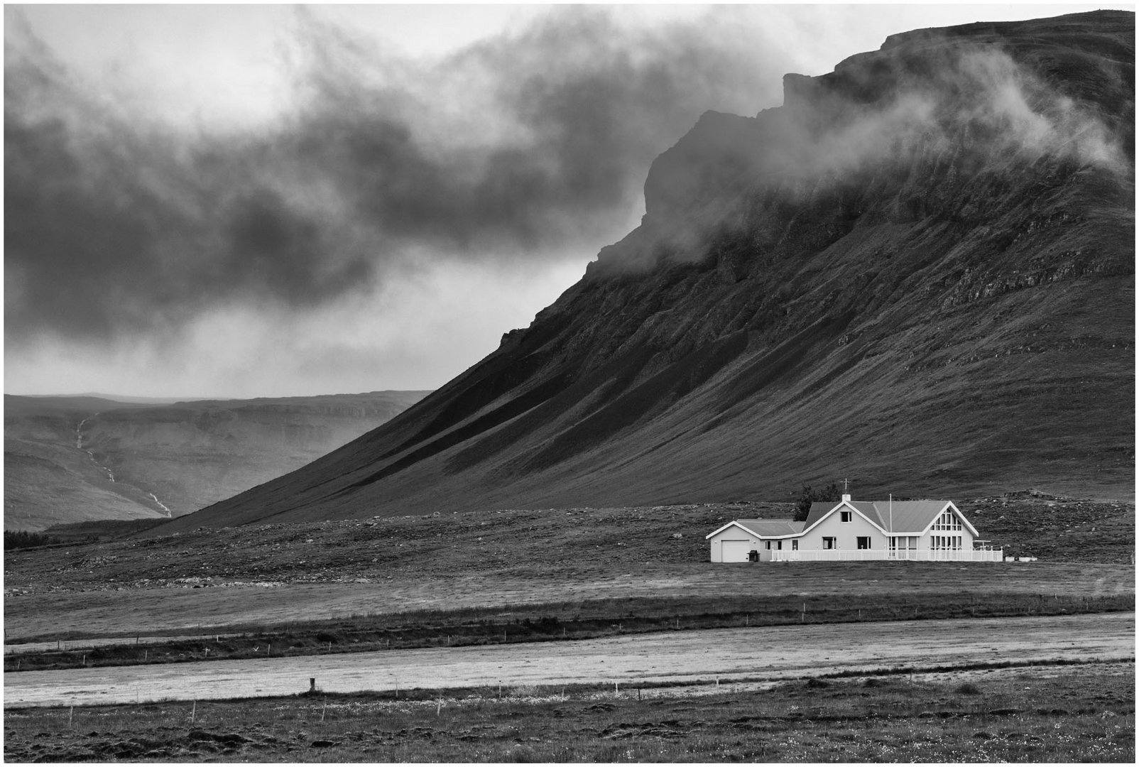 Island, Snæfellsnes, Haus am Berg