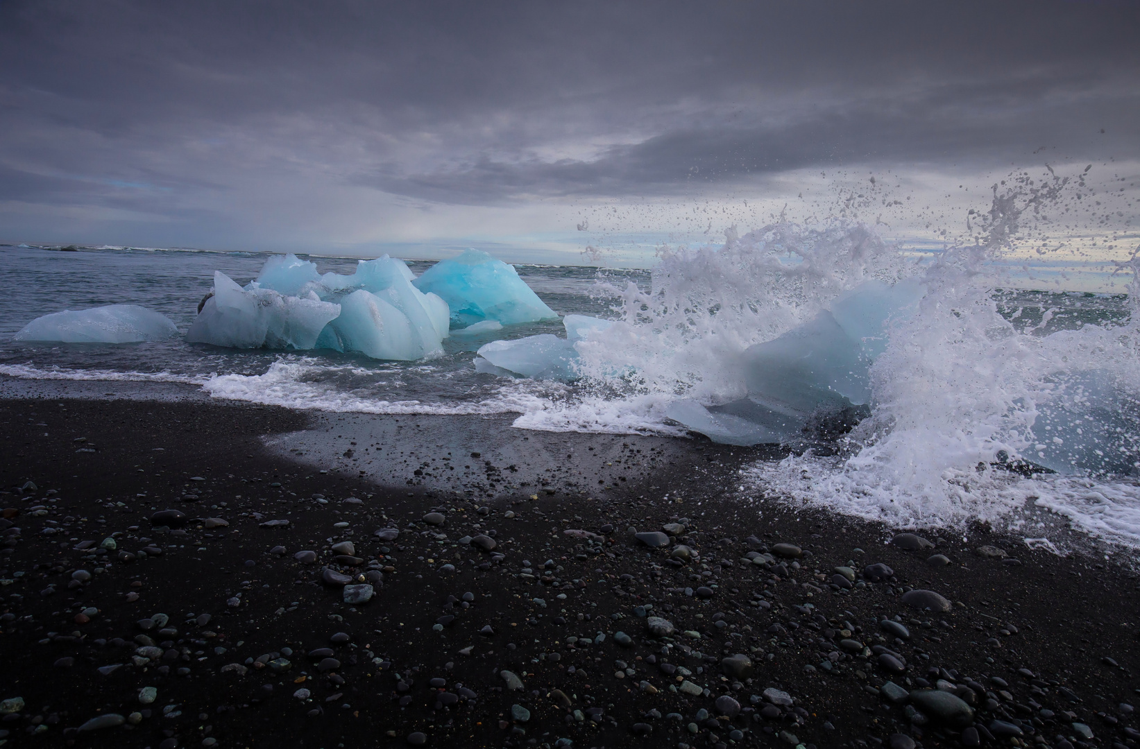 Island- Strand an der Gletscherlagune Jökulsarlon