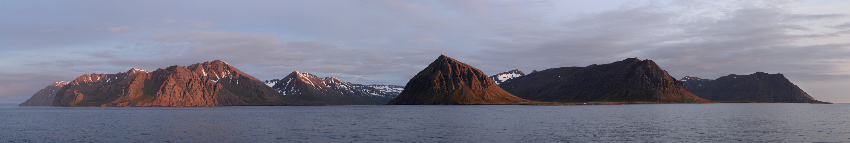 Island vom der Wasserseite aus.