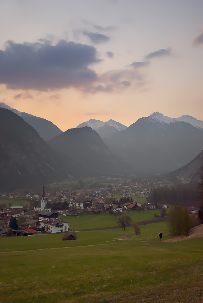 Island-Vulkanaschen-Abendrot über Nassereith