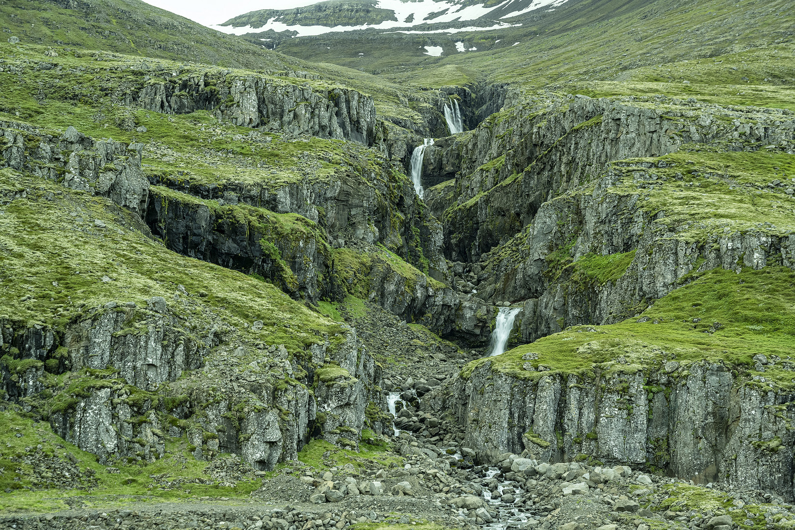 Island-Wasserfall am Reydafjördur-Juni 2022